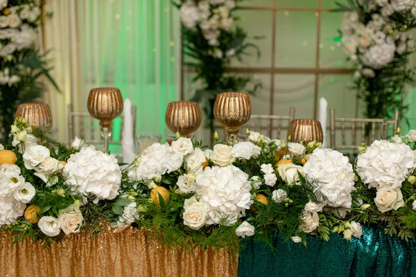 Pięknie Zdobione Kwiatami Dekoracjami Stół Prezydium Dla Nowożeńców Ceremonii Ślubnej — Zdjęcie stockowe