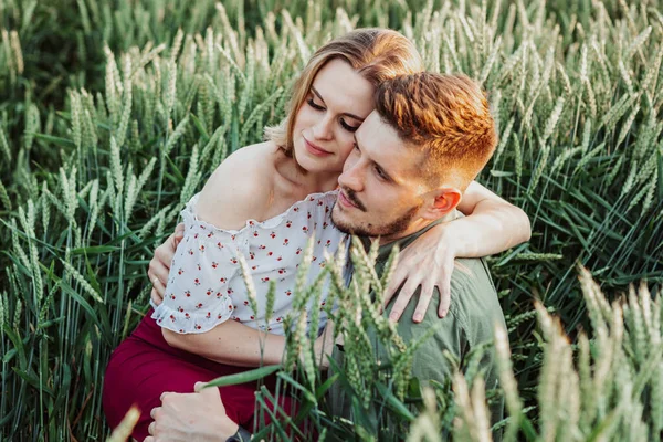 Esposa joven y marido caminando en el prado, abrazos juntos. Novia y novio mirándose el uno al otro pasando tiempo. —  Fotos de Stock