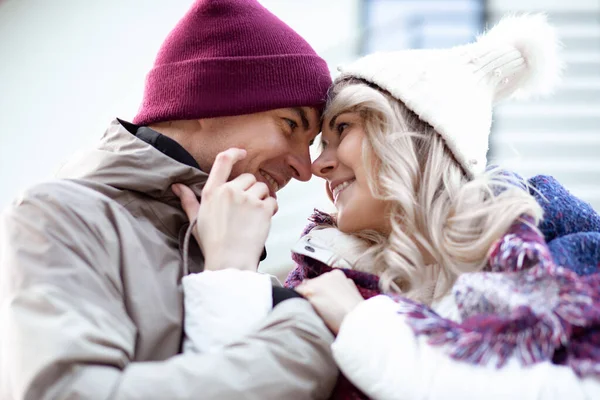 Retrato de feliz y sonriente hermosa pareja en prendas de vestir superiores casuales de pie de cerca encontrando los ojos, tomados de la mano, acariciando —  Fotos de Stock