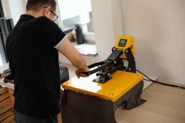 İnsan gözlüğü ısı termal tekstil uygulama transfer makinesini kullanarak geri döner. Uygulama tasarımı tişörtü basılıyor