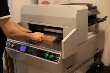 Kesilmiş imaj işçisi, kağıt kesme makinesi, giyotin dengesi. Seviye yığın kağıtları dağıtıcı. Üretim