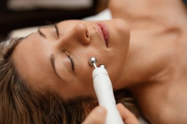 Kadın güzellik terapisi spa detoksu yapıyor. Bağlanma cihazı Hydra Yüz bakımı makinesi. Yaş önleyici cilt kırışıklığı