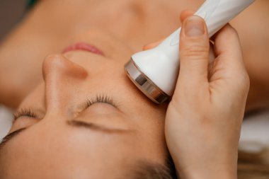 Kadın yüz hidro mikroderm aşınma tedavisi görüyor. Kozmetik güzellik salonu. Hidra Süpürge Temizleyici