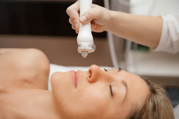 Een schoonheidssalon voor vrouwen. Hulpmiddel HYDRA Gezichtsverzorging machine. Anti veroudering duidelijke acne behandeling schoon — Stockfoto