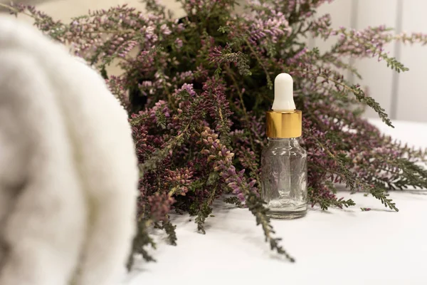 乾燥ラベンダーの花の枝空のガラス化粧品ボトルエッセンシャルオイルピペットとテリータオルの束 — ストック写真