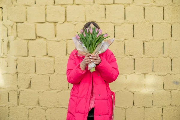 女性的画像，手持紫罗兰花束郁金香花。把脸藏起来惊喜礼物春天的礼物.庆祝活动、假日 — 图库照片
