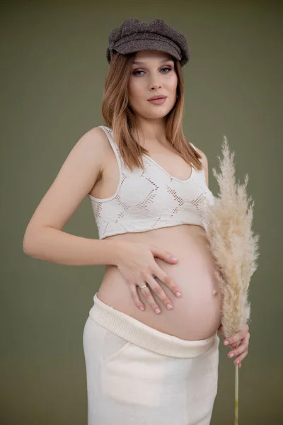 실용적 인 사진, 임신 한 여성의 플랙스 캡, 레이스 의상. 배를 잡아, 배야. 목욕용 호리병박 섬유소 문제 — 스톡 사진