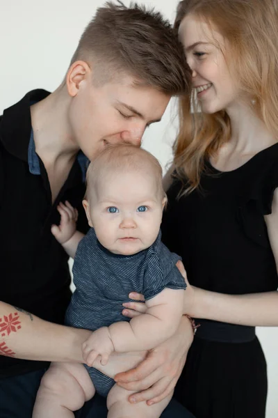 Dikey gülümseme sakin aile, kadın, erkek ve bebek, öpüşme ve birlikte zaman geçirme. Baba kız. Kapat.