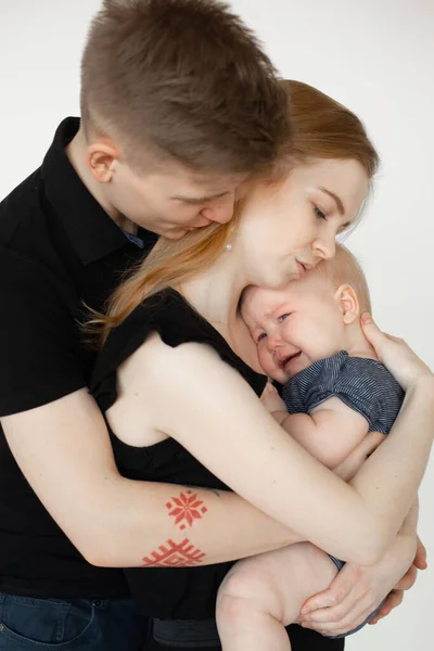 Dikey anne ve baba, aile şefkati ve ağlayan depresif bebeği kollarında tutmak. Diş ağrısı ve ağrıdan dolayı sıcaklık — Stok fotoğraf