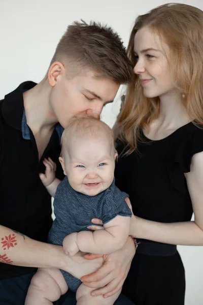 Foto vertical sorrindo família calma, mulher, homem e bebê, beijando e passando tempo juntos. Pai filha. Ligação — Fotografia de Stock