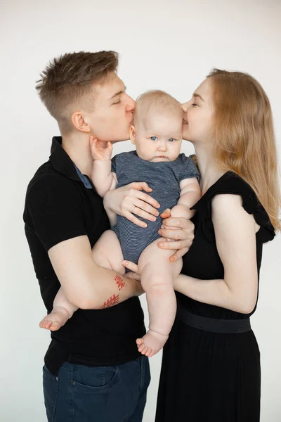 Retrato vertical de família calma sorridente, mulher, homem, bebê, abraço, passar tempo juntos. Adoção, paternidade adotiva — Fotografia de Stock
