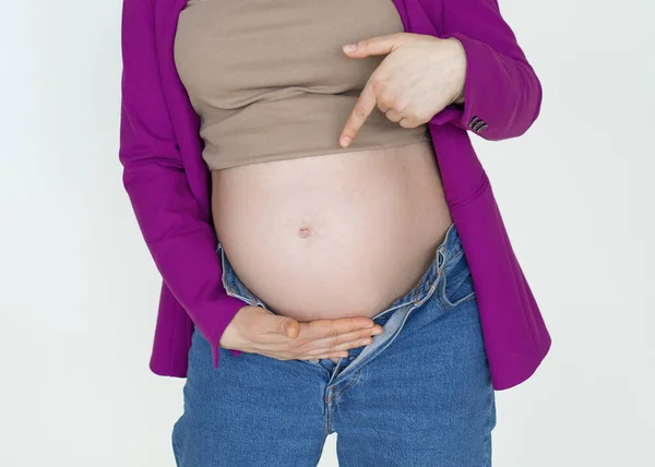 Närbild, gravid mage Gravid kvinna visar finger, oigenkännlig gravid kvinna väntar barn, Ung lycklig mor — Stockfoto