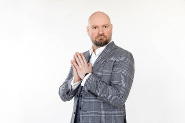 Gri kareli ceketli, yelekli, beyaz gömlekli, orta yaşlı, zarif bir iş adamının portresi..