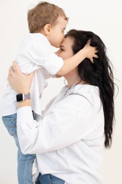 Bekar bir annenin dikey portresi. Koyu saçlı bir kadın. Yanında küçük bir oğlan ve oğlu var.