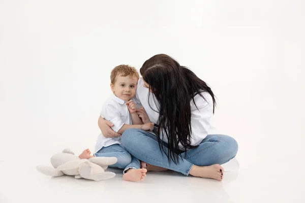 Estúdio filmado de duas pessoas, mulher e menino se divertindo e abraçando, conversando uns com os outros. Objetivos de atividade de fim de semana familiar — Fotografia de Stock