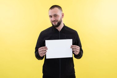 Sakallı, gülümseyen bir işadamı beyaz boş kağıtlarla ayakta duruyor. Başarı kariyer serveti işi, metin yerleştirme