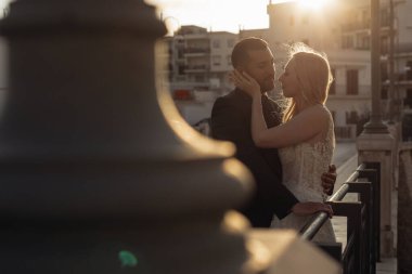 Romantik aşıklar, gün batımında arka planda birbirine sarılıp dokunan evli bir çift. Gerçek aşk ve kader. Sıcak ülke İtalya 'da tatil, antik şehir tatili. Yakın ilişki