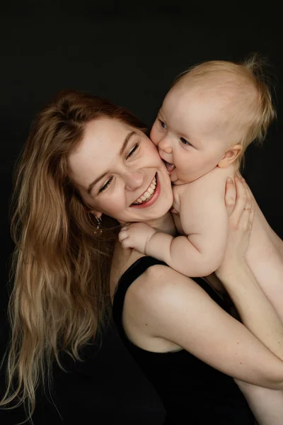 Siyah Arka Planda Gülümseyen Bir Annenin Kucağında Kucağında Duran Sevimli — Stok fotoğraf