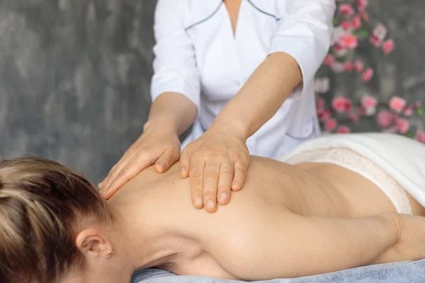 Masseur Medisch Kabinet Masseren Rugspieren Van Naakte Vrouw Liggend Ziekenhuisbank — Stockfoto