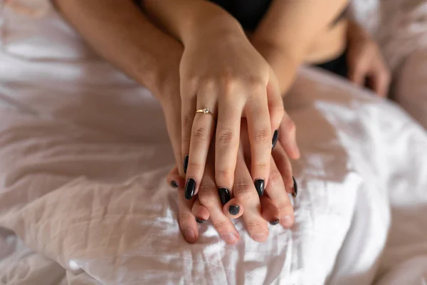 여자가 결혼반지를 있어요 약혼의 신혼이야 결혼식 가정생활의 반지에 순간들 — 스톡 사진