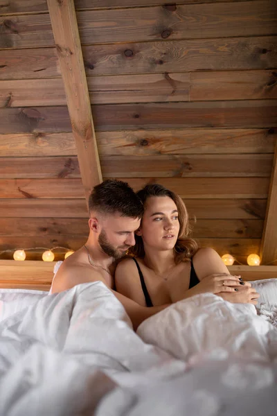 幸福的在一起 年轻人坐在床上 温柔地拥抱他心爱的人 爱感情 安全性行为 生活方式 浪漫的约会 自由的关系家庭生活 天然材料 — 图库照片