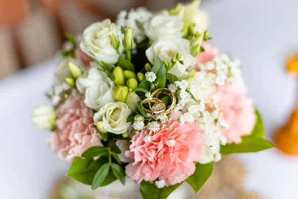 Mjuk Brudbukett Färska Blommor Och Bröllop Guld Ringar Festbordet Närbild — Stockfoto