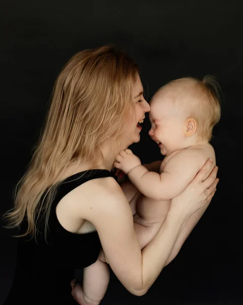 Siyah Arka Planda Sevimli Çıplak Bebekle Gülen Oynayan Genç Bir — Stok fotoğraf