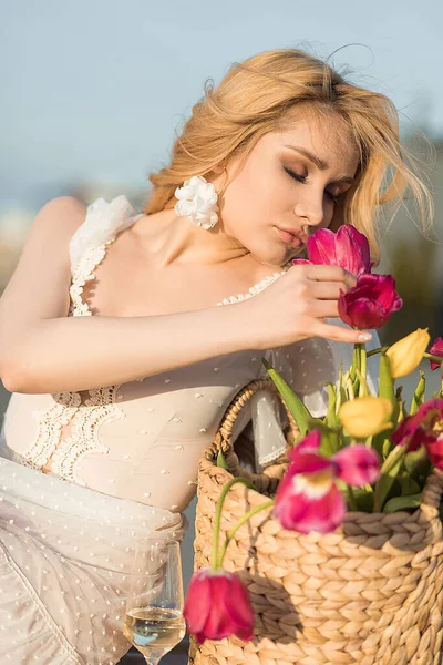 Młoda Kobieta Bukietem Kwiatów Tulipany Koszyku Niebieskim Niebem Tle Korzystających — Zdjęcie stockowe
