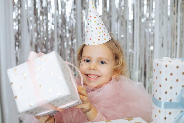 Encantador Sorrindo Ano Menina Idade Roupa Rosa Exuberante Chapéu Festa — Fotografia de Stock