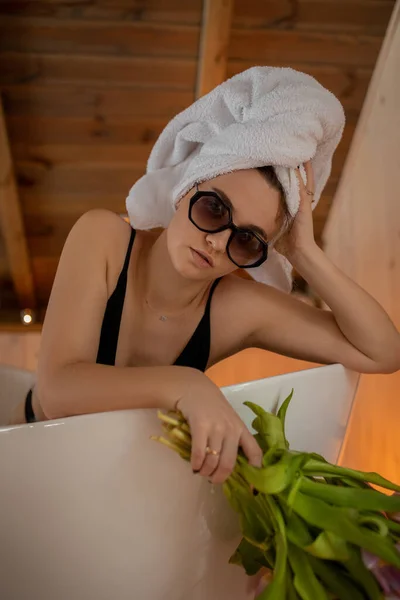 수건으로 머리를 여자는 선글라스를 꽃다발을 커다란 목욕을 하였다 Spa — 스톡 사진