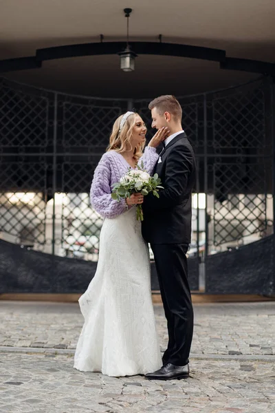 Piękna Para Ślubna Eleganckim Garniturze Sukience Spacerują Mieście Uśmiechają Się — Zdjęcie stockowe