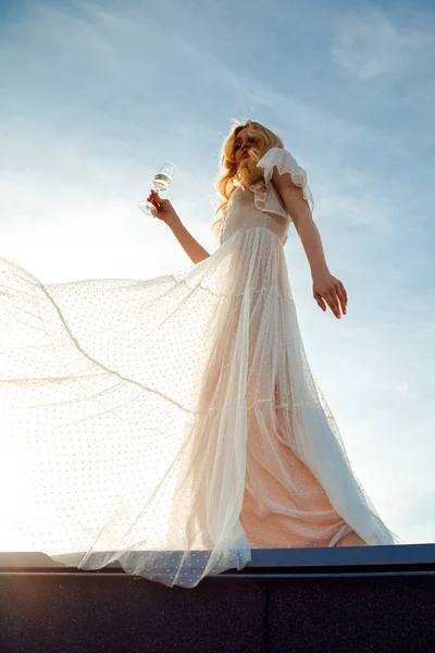 Όμορφη Ξανθιά Γυναίκα Γάμο Λευκό Ρέον Φόρεμα Πόσιμο Γυαλί Κοιτάζοντας — Φωτογραφία Αρχείου