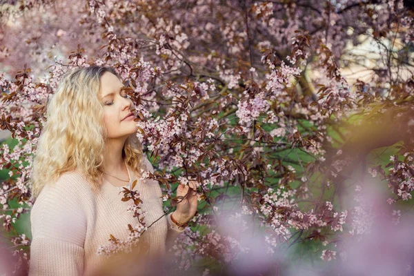 Portret Blond Uśmiechniętej Beztroskiej Kobiety Wielkim Pięknym Liliowym Kwiatku Gałęzi — Zdjęcie stockowe