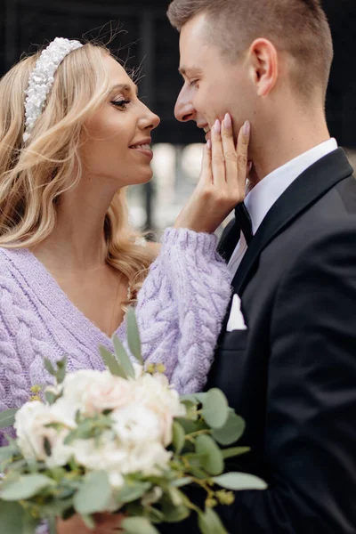 Mooi Jong Bruidspaar Elegante Outfits Wandelen Door Stad Omhelzen Kussen — Stockfoto