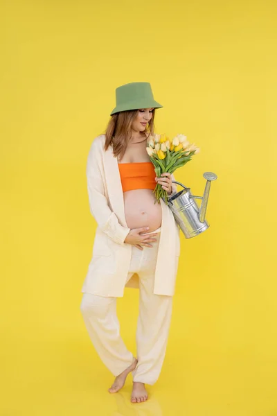 Vrouw Met Buik Late Zwangerschap Met Boeket Van Verse Tulpen — Stockfoto