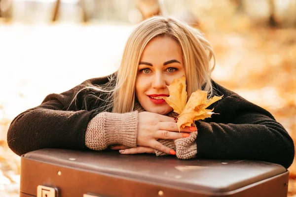 Осінній Портрет Щасливої Красивої Річної Блондинки Чорному Пальто Вовняному Светрі — стокове фото