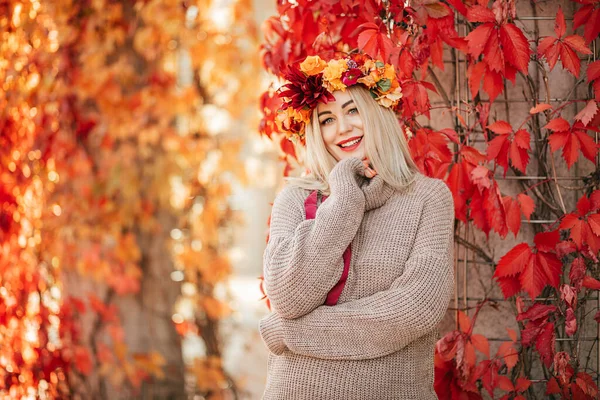 Smiling Blonde Knitted Warm Sweater Bright Wreath Fallen Leaves Stands — Stock Photo, Image