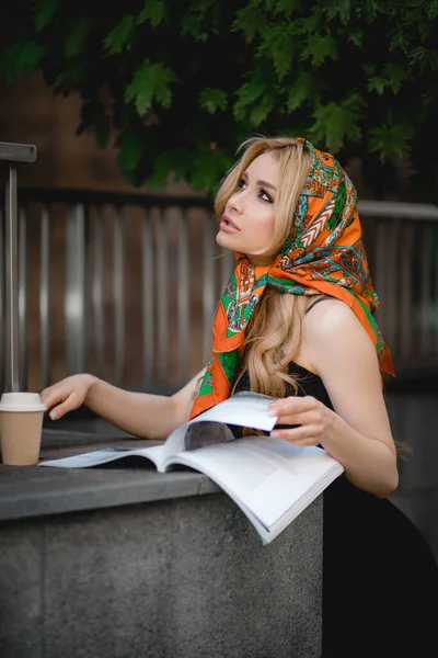 Νεαρή Όμορφη Γυναίκα Μαντίλα Στο Κεφάλι Διαβάζει Περιοδικό Στο Δρόμο — Φωτογραφία Αρχείου