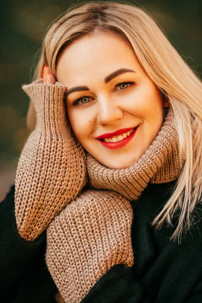 Ritratto Affascinante Bionda Sorridente Maglione Lana Lavorato Maglia Illuminato Dalla — Foto Stock