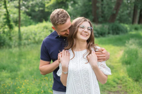 Genç Romantik Çiftin Portresi Birbirlerine Sarılıyorlar Gülümsüyorlar Parkta Yaz Gününün — Stok fotoğraf