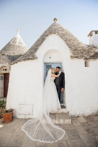 Retrato Vertical Casal Romântico Amoroso Feliz Mulher Loira Vestido Branco — Fotografia de Stock