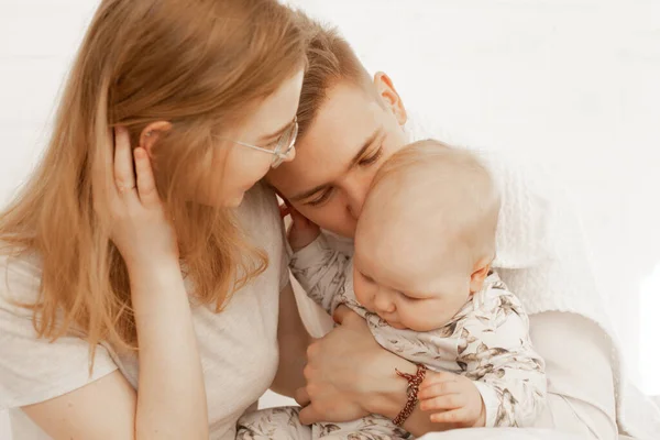 Jovem Mãe Pai Abraçam Bebezinho Divertem Aproveitem Fundo Branco Bonito — Fotografia de Stock