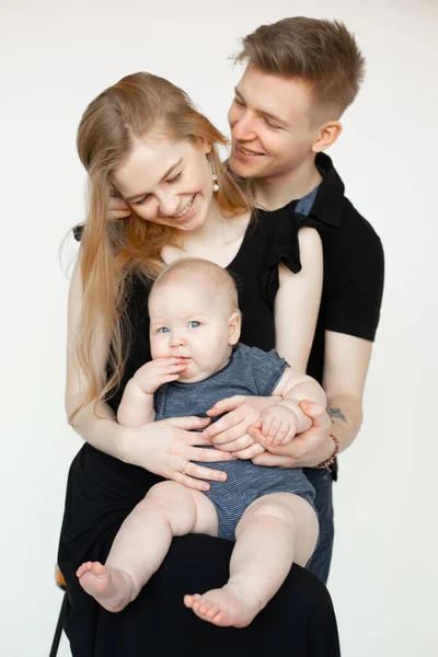 Feliz Mamá Papá Abrazan Sostienen Bebé Con Ropa Oscura Ríen — Foto de Stock