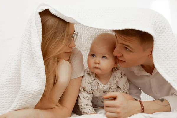 Jovem Mãe Pai Deitado Sob Cobertor Branco Com Pequeno Bebê — Fotografia de Stock