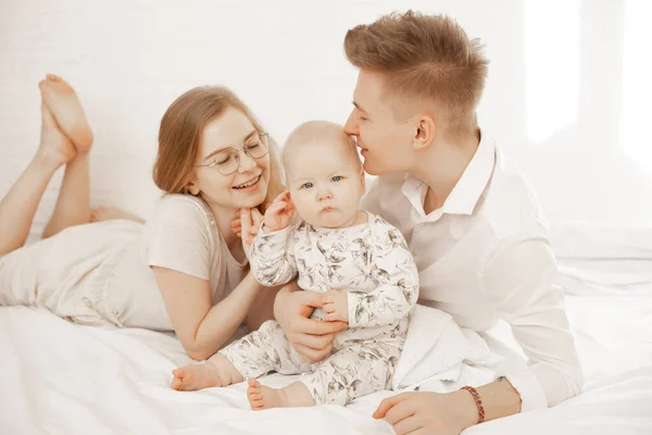 Ung Mor Och Far Låg Med Liten Bebis Sängen Omfamna — Stockfoto