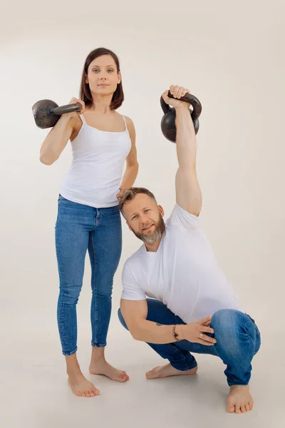 Retrato Familia Deportiva Musculosa Descalza Con Camisetas Blancas Vaqueros Azules — Foto de Stock