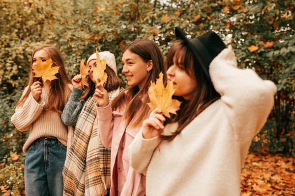 Чотири Подружки Студента Розважаються Прогулянці Осінньому Парку Тримаючи Руках Яскраве — стокове фото