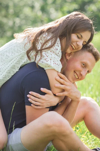 可爱的年轻夫妇坐在公园的草地上 彼此凝视着 年轻男女享受夏日 恋爱中的快乐人 亲爱的月亮 高质量的照片 — 图库照片