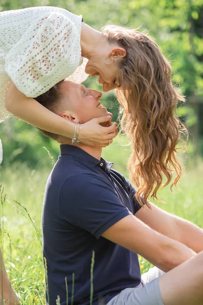 Couple Amoureux Tendresse Étreinte Homme Femme Regardent Dans Les Yeux — Photo