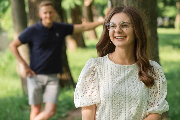 Hombre Desenfocado Centran Mujer Sonriente Parque Entre Los Árboles Personas — Foto de Stock